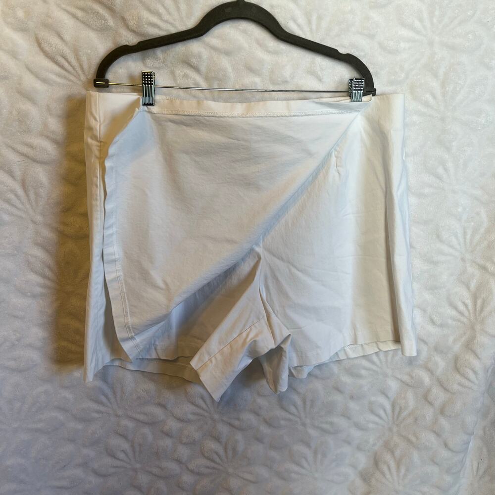 EST. 1946 white size 20W Skort made of Rayon, Nylon, Spandex. RN 37080